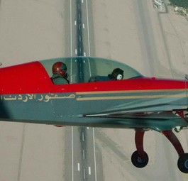 Extra 300 der Royal Jordanian Falcons: FLug über Wüste und Meer.