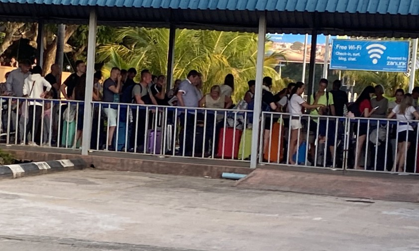 Warten am Flughafen Sansibar: Kein Abstand, keine Masken.