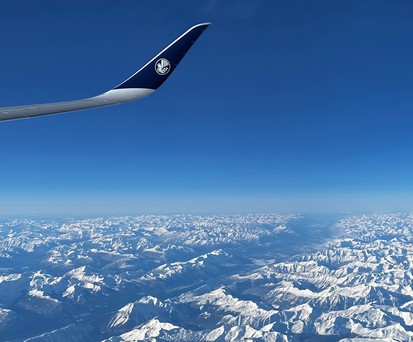 Blick aus Airbus A350 von Air France auf die Rocky Mountains: Nonstop zwischen Westküste und Mittelmeer.
