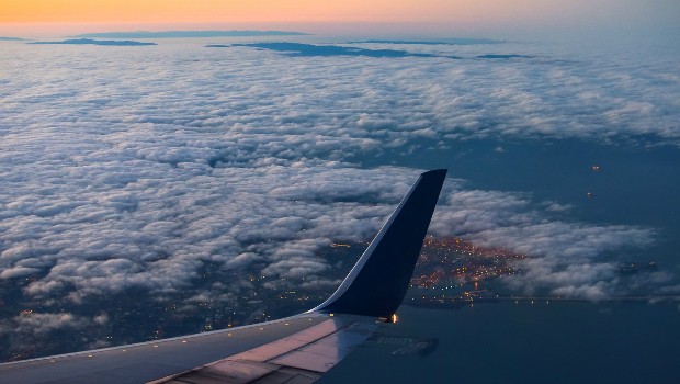 Halten Sie sich fest, es geht wieder auf Normalnull. San Francisco gilt als eine der schönsten Städte der USA. Leser Peter Bönelt schickt uns ein Bild eines seiner schönsten Erlebnisse im Flugzeug: Über der in Nebel gehüllten Stadt geht die Sonne auf.