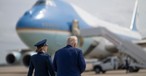 Donald Trump läuft zur Air Force One: Er will schnell Ersatz für die alternden Boeing 747-200.