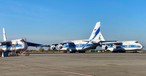 Stehen auch auf der Nordseite des Flughafens: drei Frachter von Volga-Dnepr. (Archivbild aus 2025)