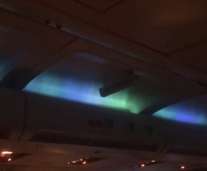 Wie Nordlichter erstrahlt die Kabinenbeleuchtung einer B757 von Iceland Air.
