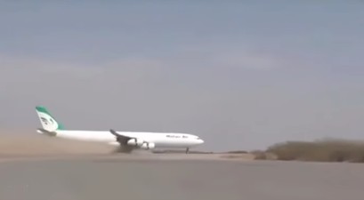 Airbus A340-300 von Mahan Air bei der Landung im Jemen: Der Airport ist seit zehn Jahren gesperrt.