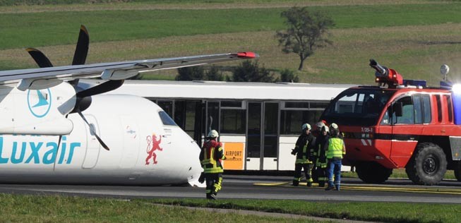Szenen eines ungewöhnlichen, aber zum Glück glimpflich ausgegangenen Unfalls. Die Bombardier Dash 8 Q400 blieb am 30. September 2015...