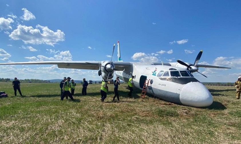 Antonov An 24 von Angara Airlines: Das Flugzeug ist auf der Nase gelandet.