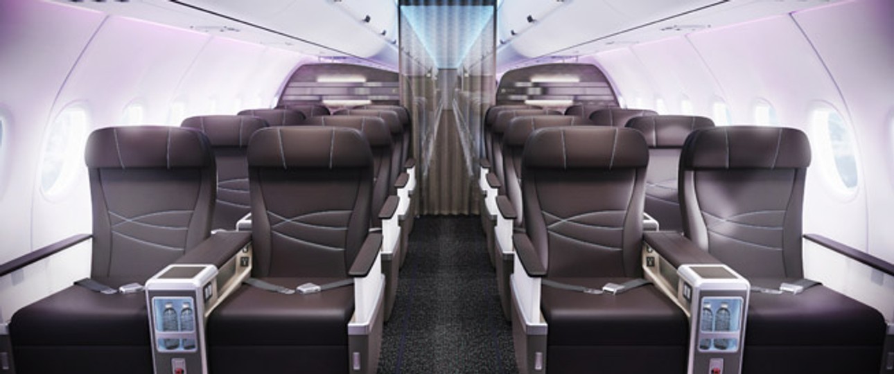 Viel Platz bietet die Business Class in den Airbus A321 Neo von Hawaiian Airlines. Hier gibt es braune Ledersitze, die sich zum Schlaf deutlich, aber nicht ganz nach hinten klappen lassen.