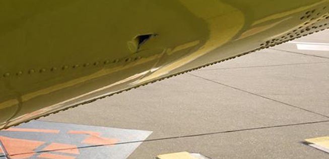 Das Loch: Sah es der Pilot von selbst oder erst, als ihn die Passagiere darauf hinwiesen?