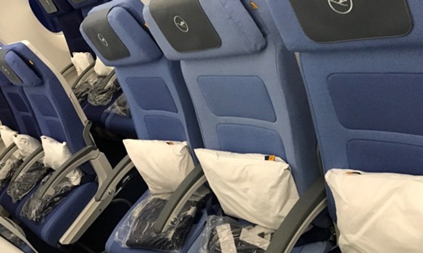 Das Farbkonzept in der Economy Class des Airbus A350 von Lufthansa ist freundlich, aber auch eher gewöhnungsbedürftig.