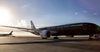 Ob der Jabaseat-Schriftzug auf der Boeing 787 von Air New Zealand aufgeklebt wurde, oder für dieses Foto am Computer entstanden ist, ist nicht ganz klar: Jab a seat bedeutet so viel wie sich einen Sitzplatz schnappen. «Jab» heißt aber auch «Impfung».