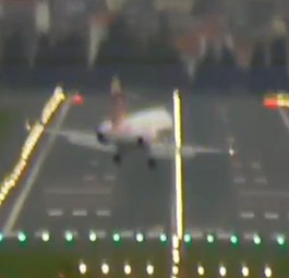 Flieger in Bilbao beim Aufsetzen: Nun schnell wieder in die gerade Position.