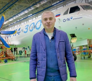 Ilyushin-Chefs Daniil Brenerman vor der Il-114-300: Das erste Flugzeug hat jetzt die Kabinenausstattung bekommen. 