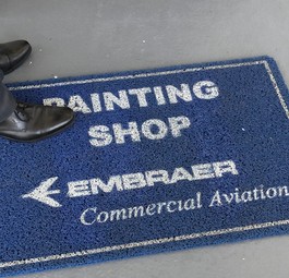 Fußmatte im Produktionswerk von São José dos Campos: Embraer heißt offiziell Empresa Brasileira de Aeronáutica.