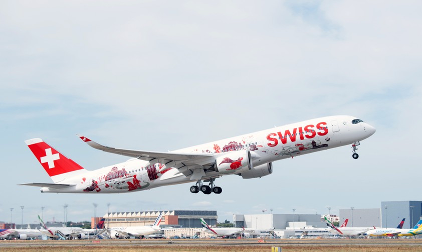 Erstflug der HB-IFA: Auch hier ist der Metallstreifen am Seitenleitwerk des Airbus A350 zu erkennen.