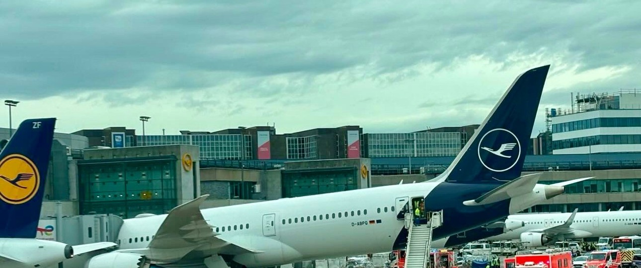 D-ABPQ: Die Boeing 787-9 liegt mit der Nase auf dem Boden.