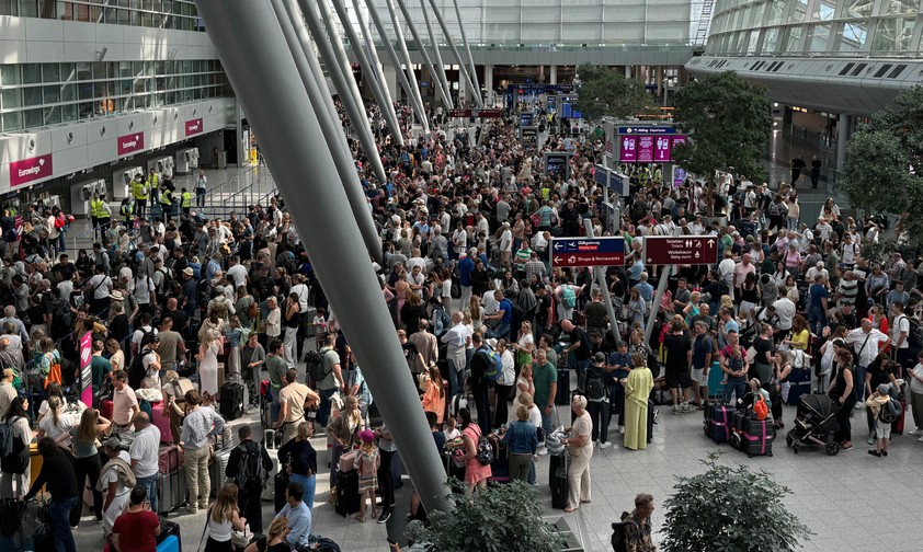 Flughafen Düsseldorf am Freitagmorgen: Betroffen und sehr voll.