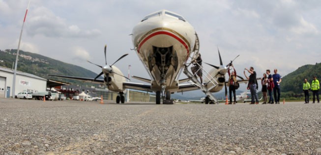 Etihad Regional führt Lugano – Sion mit einer Saab 2000 durch. Sie bietet 50 Personen Platz.