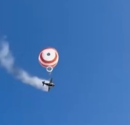 Cirrus SR22 fängt im Flug Feuer: Der Pilot wurde durch den integrierten Fallschirm gerettet.