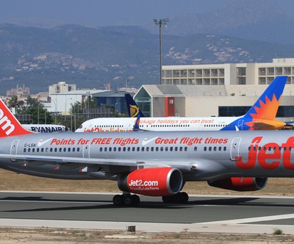 Die Boeing 757-200 mit dem Kennzeichen G-LSAI (hier zu sehen im Jahr 2013): Der Flieger ist 34,3 Jahre alt und wurde einst an China Southern ausgeliefert. Damit ist er aktuell die älteste Boeing 757, die Passagiere im Linienbetrieb befördert. Die britische Billigfluggesellschaft Jet 2 nahm die Maschine nach einer Corona-Pause im November 2021 wieder in Betrieb.
