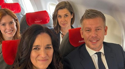 Péter Magyar im Flugzeug von Austrian Airlines: Anderer Stil als sein Vorgänger.