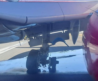Die Safair-Boeing nach der Landung: Die Flughafenfeuerwehr hat das Fahrwerk gekühlt.
