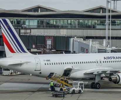 Ein Airbus A320 von Air France am Flughafen Orly: Ab 2026 will die Fluggesellschaft alle Flüge auf Charles de Gaulles konzentrieren.
