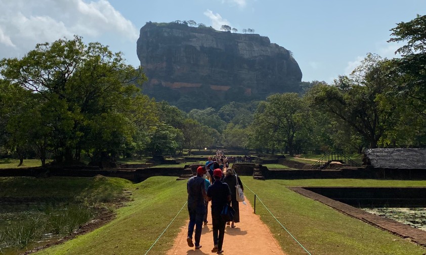 Sri Lankas wortwörtlich größte Sehenswürdigkeit: Sigiriya. Wer hinauf will, ...
