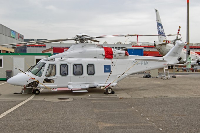 Auch Hubschrauber sind zu sehen, wie dieser Agusta Westland AW 139 oder ...
