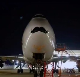 Boeing 747 mit Schnurrbart: Botschaft zum Movember.