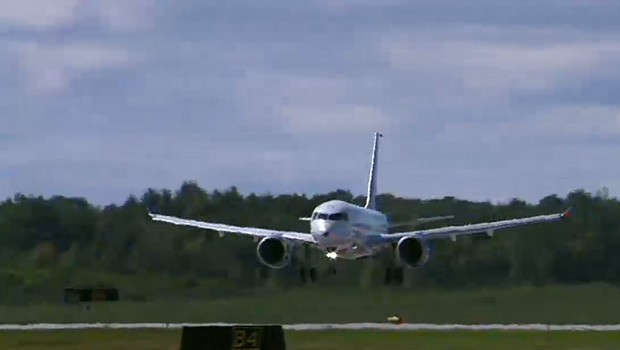 C-Series bei der Landung nach dem erfolgreichen Erstflug.