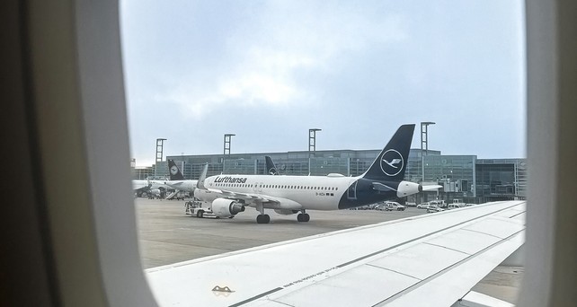 Lufthansa-Airbus A320 aus einem Flugzeug: Am 13. und 14. April fallen hunderte Flüge aus.