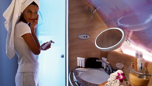 Die A380 von Emirates sind derzeit die einzigen Linienflugzeuge mit Duschen an Bord, natürlich nur für Erste-Klasse-Passagiere. Der Haken: Jeder Passagier darf nur maximal fünf Minuten unter der Dusche stehen.