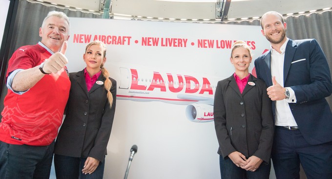 Ryanair-Chef Michael O'Leary (links) und Laudamotion-Chef Andreas Gruber zusammen mit zwei Flugbegleiterinnen scheint es zu gefallen.