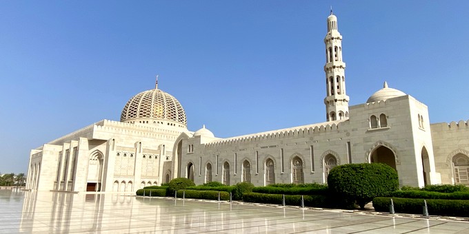 Die Große Sultan-Qabus-Moschee ist von außen ...