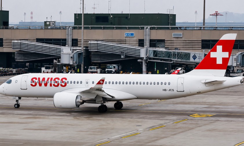 HB-JCS: Der Airbus A220 hatte in Ostende ein technisches Problem.