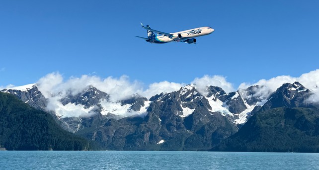 Boeing 737 Max 10 über Alaska (Montage): Alaska Airlines baut aus. 