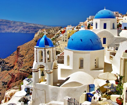 Griechenland (hier im Bild Santorini) schnitt im Juli und August 2021 unter den Flugreisezielen der Deutschen in Europa am besten ab. In das Land reisten sogar 10 Prozent mehr Fluggäste aus <strong>Deutschland</strong> als im Juli und August 2019.