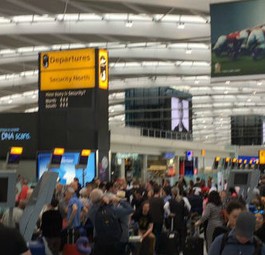 Schlangen in Heathrow Terminal 5: British Airways kämpft mit Problemen.