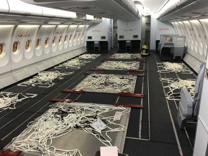 Die umgebaute Kabine des A330: Wo eigentlich die Business Class ist, ist nun Platz für Waren.