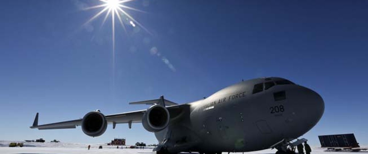 C-17 der Royal Australian Air Force:
Australien besitzt derzeit eine nur im Sommer bestehende Eispiste beim Wilkins Aerodrome. Für Flüge zu anderen Stationen und Feldstandorten werdenDHC-6 Twin Otter oder Basler BT-67 eingesetzt, die auf speziell präparierten Pisten landen können.