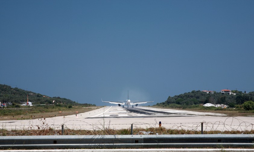 Flugzeug in Skiathos: Die Triebwerke verursachen heftige Winde.