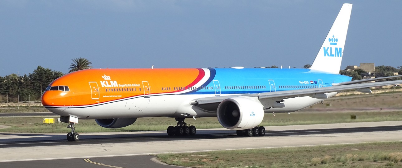 Die Boeing 777 mit dem Kennzeichen PH-BVA von KLM in ihrer neuen Lackierung mit dem Namen Orang Pride. Der Jet ...