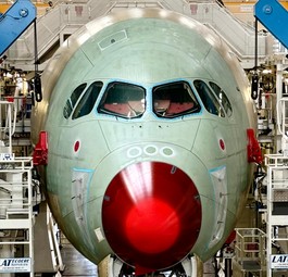 Die «Final Assembly Line» ist das Herz der Flugzeugproduktion von Airbus in Toulouse – hier werden einzelne Komponenten zum flugfähigen Jet. Unter der roten Nase sitzt das Radar, die Lackierung folgt später.