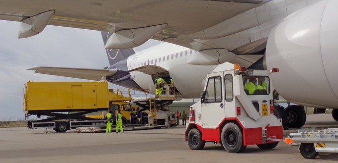 Der Airbus A350 fliegt am Abend des 3. Februar...