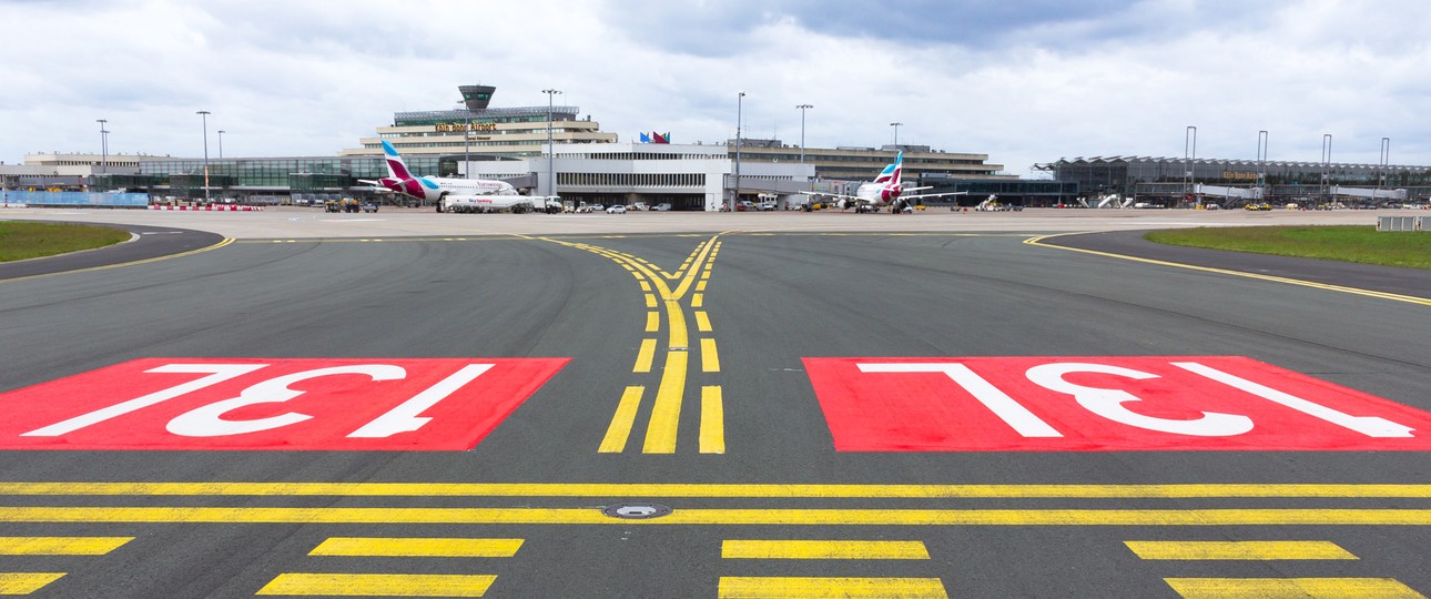 Die Farbe ist noch frisch am Flughafen Köln/Bonn: Zwei Pisten werden neu benannt.