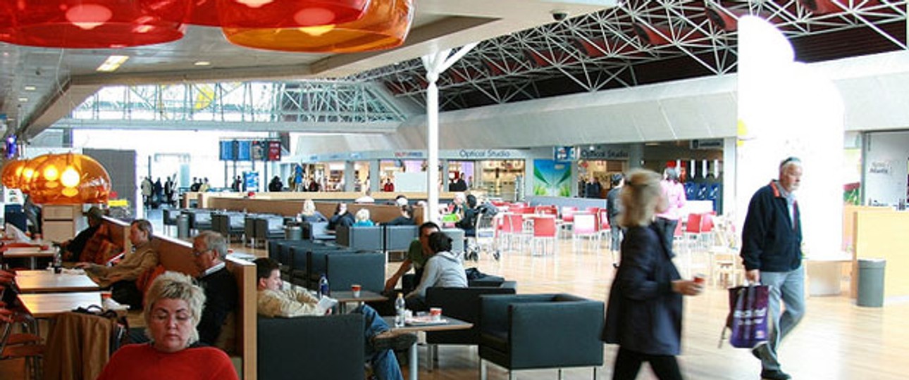 Fast-Food- und traditionelle Restaurants sollen den Passagieren Island schmackhaft machen.
