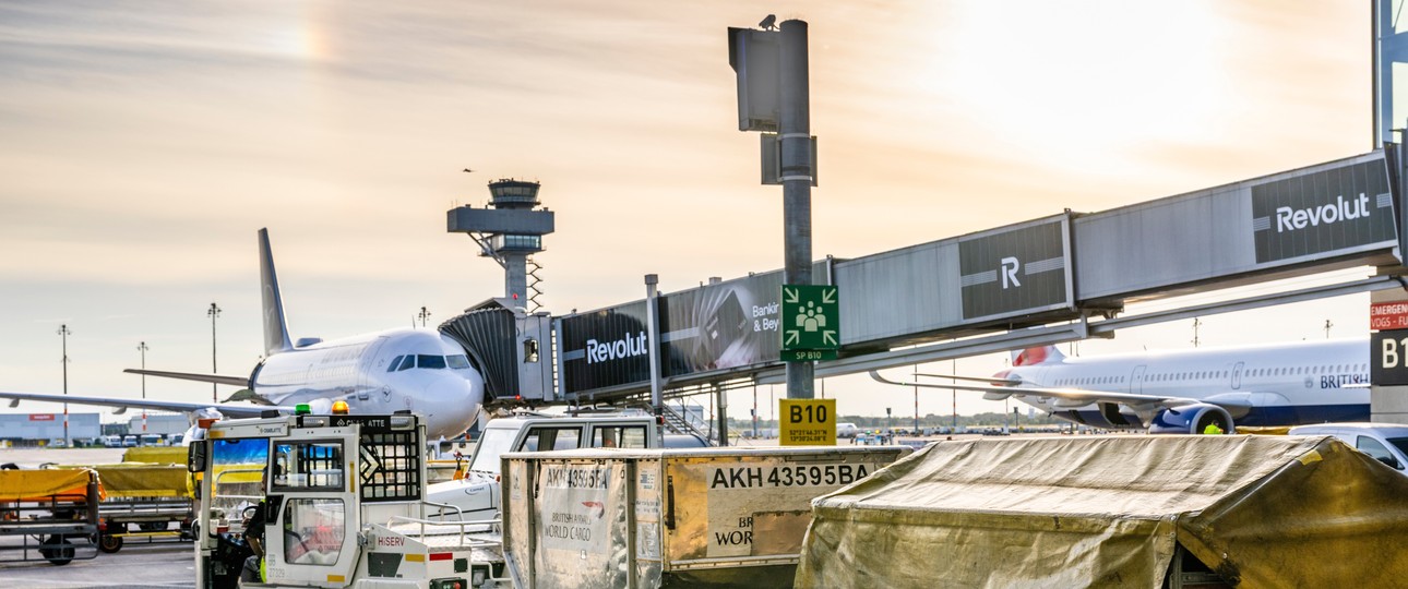 Airbus von Lufthansa am BER: Die Fluglinie wird im Sommer Zubringerflüge auch ab Berlin streichen.