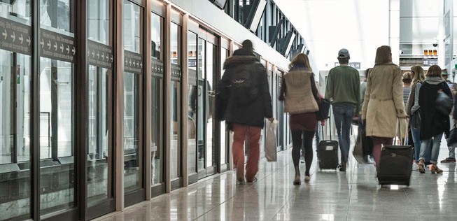 Einen Nachteil hat er. Passagiere müssen im Terminal 2 einchecken und die Sicherheitskontrolle absolvieren und dann in eine U-Bahn steigen. Die Fahrzeit dauert 40 Sekunden, aber es gibt zusätzliche Wartezeit.