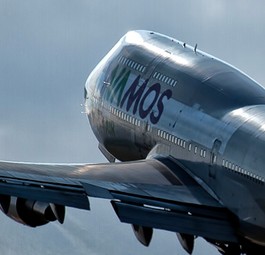 Boeing 747-400 von Wamos Air: Fliegt im Sommer nach Rostock.