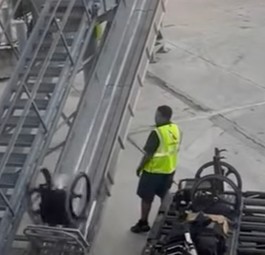 Wenn ein Rollstuhl vom Flugzeug aufs Vorfeld knallt - und darüber gelacht wird